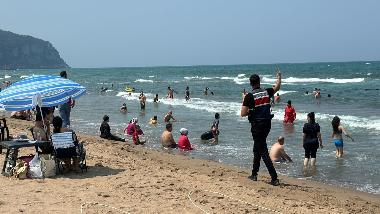 İmkumu’nda 3 saatte 9 boğulma tehlikesi: Denize girmek yasaklandı