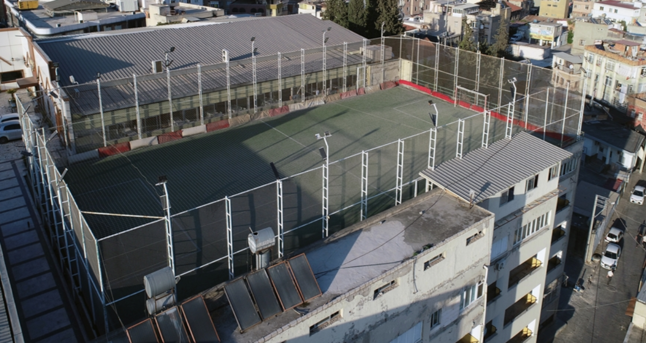 adanada 5 katli binanin damina futbol sahasi kurdular sKbYy98T