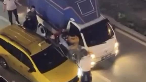 yol ortasindaki kavga trafigi kilitledi ZmaXyX2y