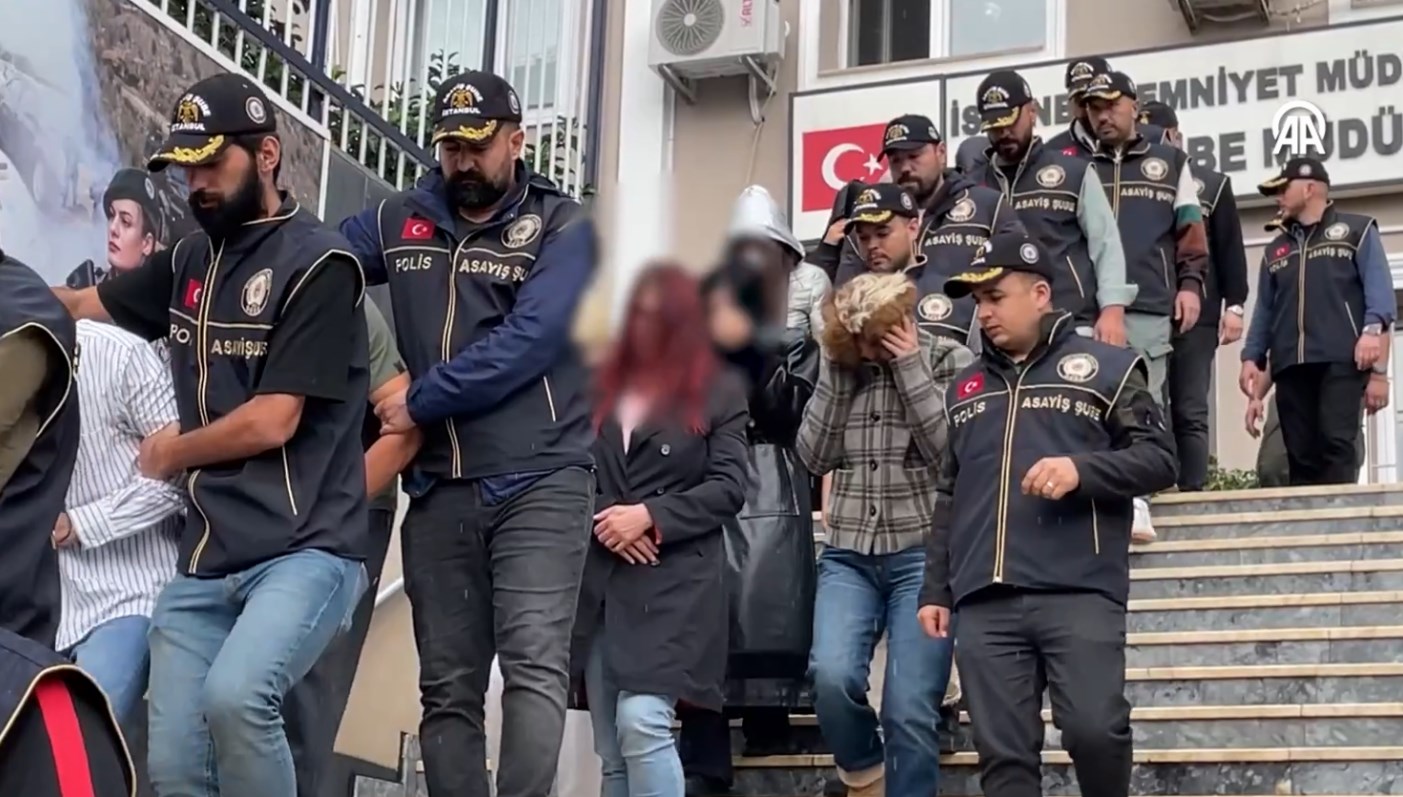 ahlak polisinden istanbulda 15 ilceye baskin 9kVCgI6g.jpg