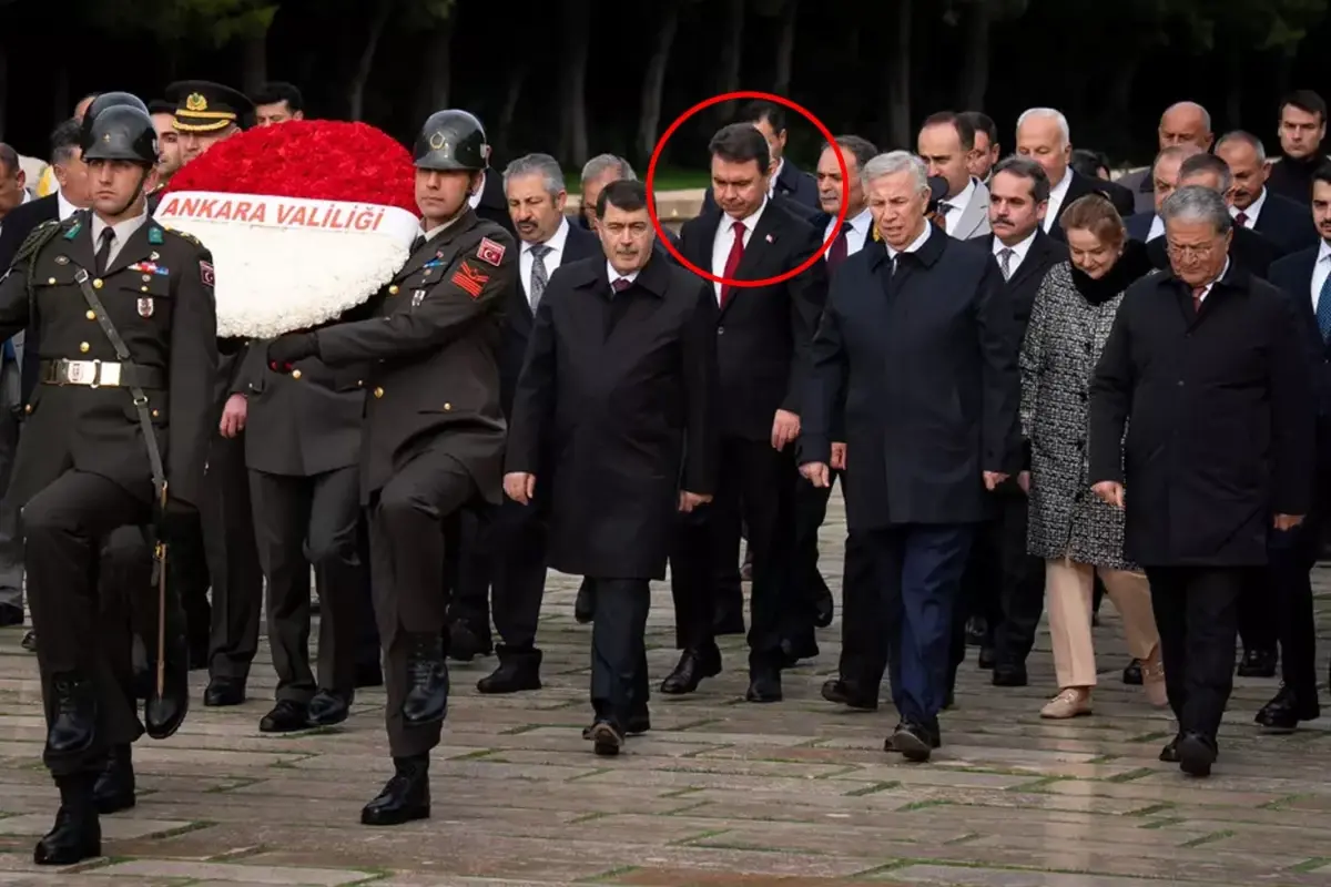 anitkabirdeki torene damga vuran goruntu yavas ve sorusturma izni isteyen bassavci yan yana xt8gYihW.jpg