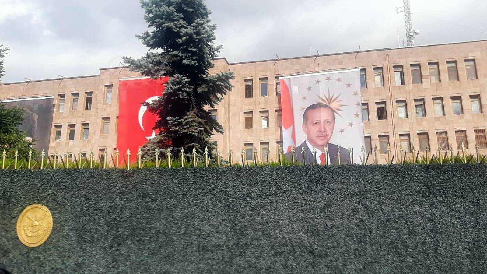 bayrak ve poster uygulamasindaki standart genelgeyle tsk binalarina ilk kez erdoganin posteri asildi azMhClyz.jpg
