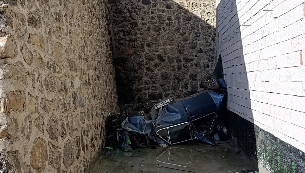 gumushanede otomobil istinat duvarini asip otoparka dustu gh55pFUU.jpg