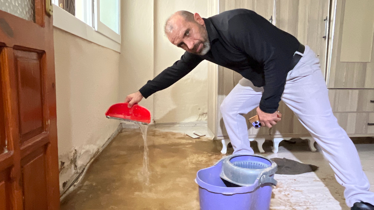 izmirde izsu sebeke borusu patladi HAOuAr9X.jpg