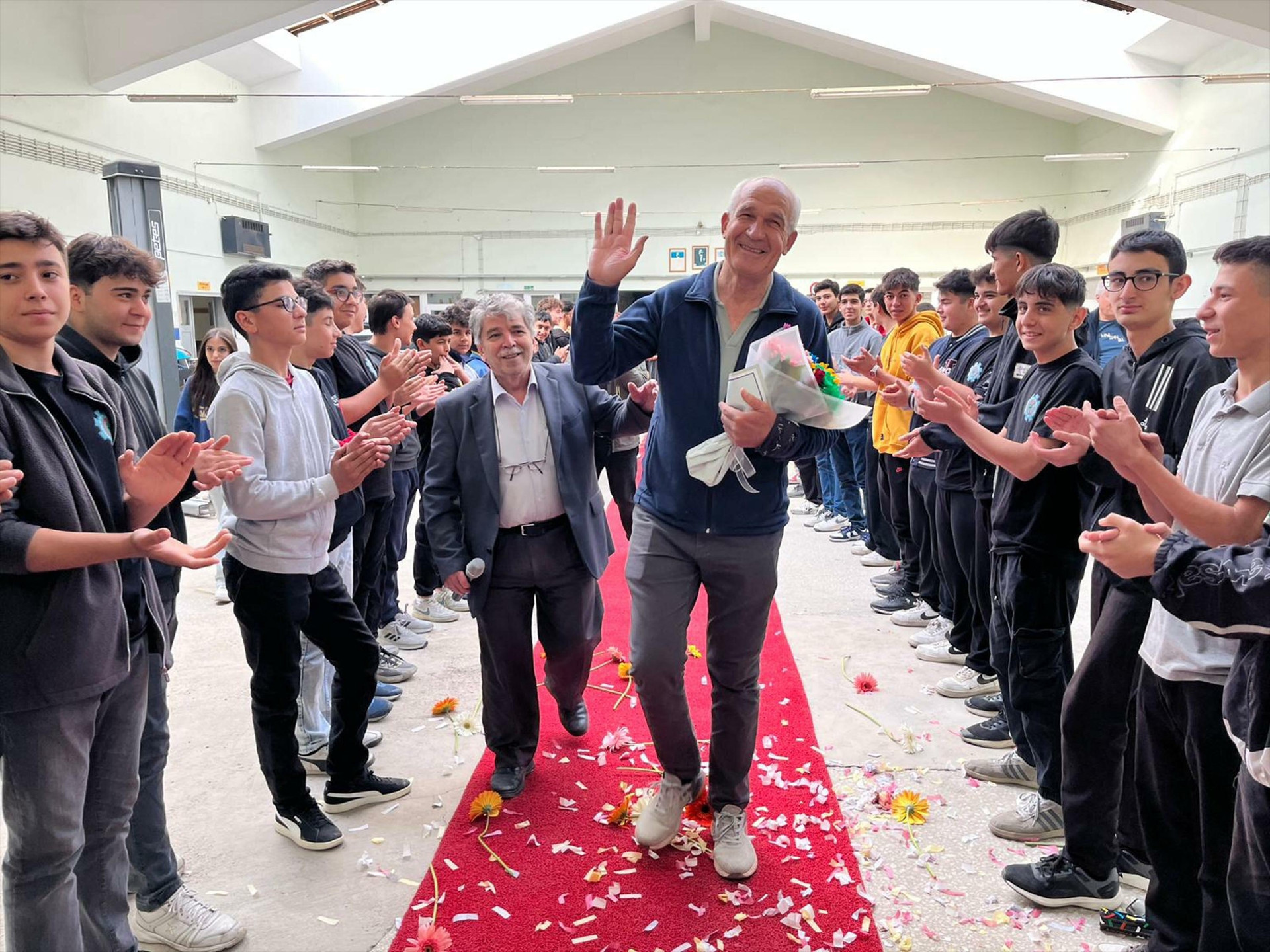 kirmizi haliyla emeklilige ugurlandi R1qIXlVQ.jpg