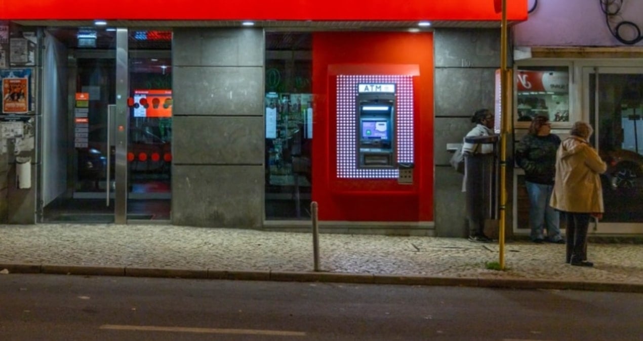 koklu banka 76 subesini tek tek kapatiyor jbwjBEvF.jpg