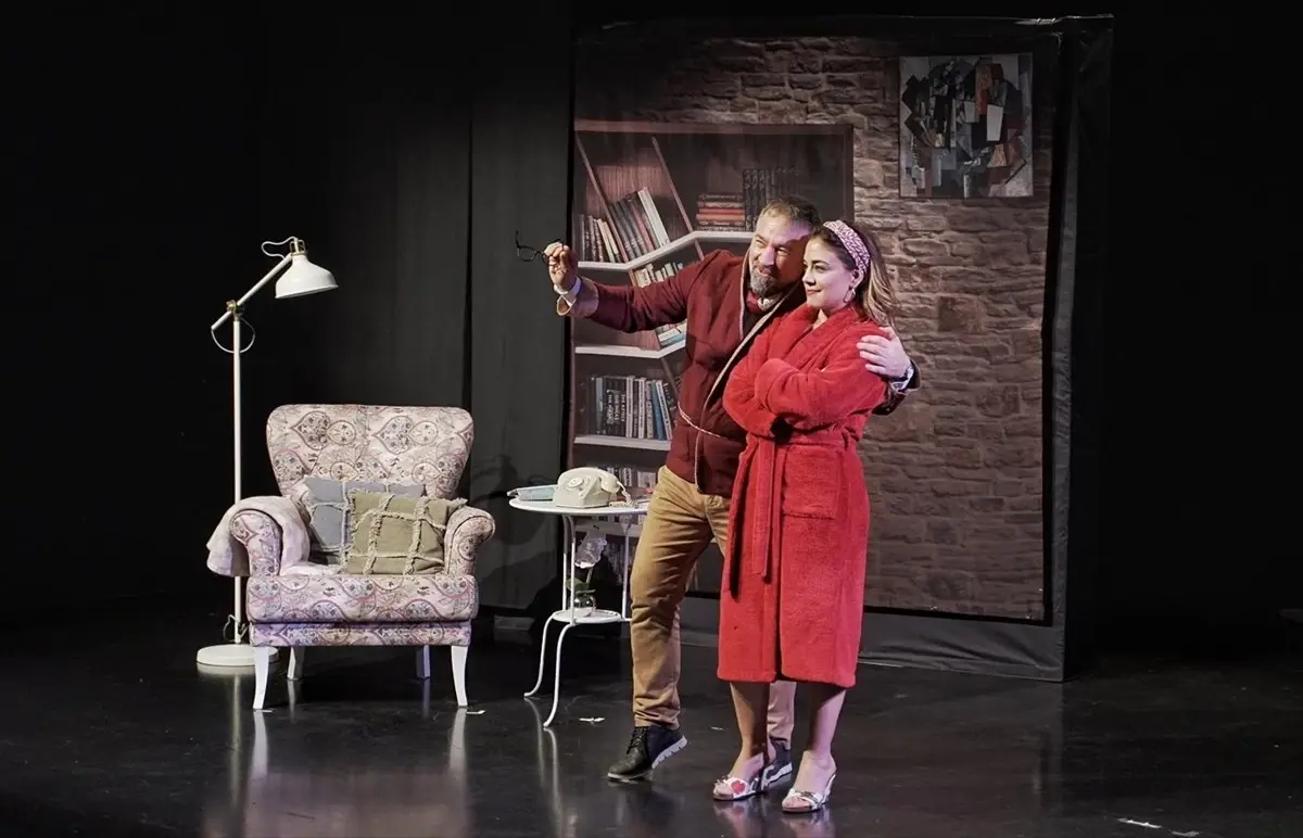 tiyatro frankfurt 2025 2026 sezonunu askimizin son duragi ile acti tXEHpACu