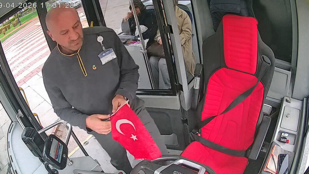 al-bayragi-yerde-birakmadi-helal-olsun-sana-sofor-bey-NXYEzH9L