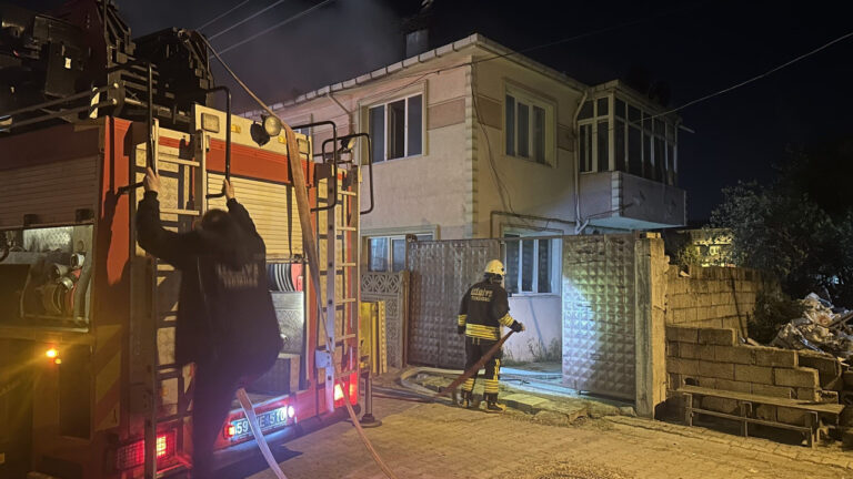 gece-yarisi-korkutan-yangin-evde-uyuyan-kisiyi-itfaiye-kurtardi-ZskVkihw