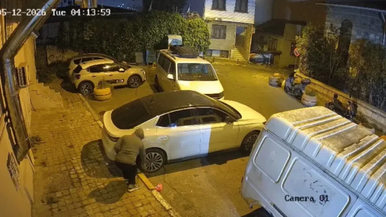 istanbulda-is-insaninin-otomobiline-saldiri-lastiklerini-bicakladilar-vX2frkqM