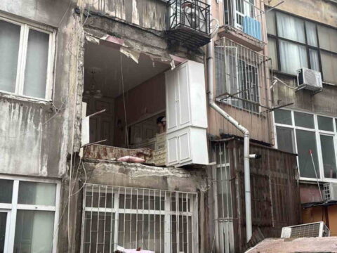Nisantasinda binanin duvari coktu mahalleli deprem oldu zannetti IOW4AYWz